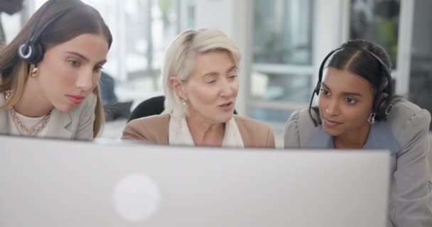 Telemarketing Mulheres Call Center Com Equipe Ajuda Conversa Para Explicar — Vídeo de Stock