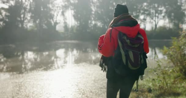 Mulher Com Mochila Nevoeiro Lago Caminhadas Aventura Matinal Inverno Com — Vídeo de Stock