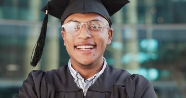 Twarz Outdoor Człowiek Dyplomem Edukacja Świętowanie Czapką Szlafrok Lub Uniwersytet — Wideo stockowe