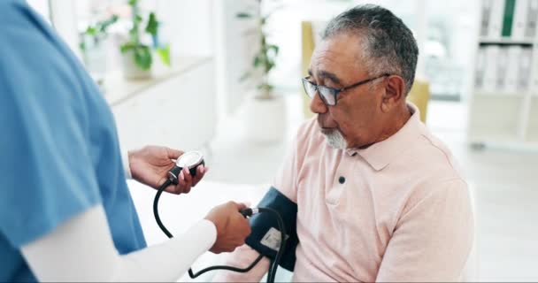 Gammal Man Patient Läkare Och Blodtryckskontroll Kardiovaskulär Vård Och Äldrevård — Stockvideo