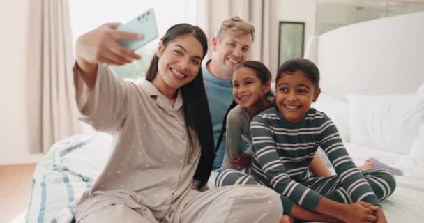 自私自利和家人在家里的卧室里 结合在一起或一起笑 照片简介 快乐的父母带着孩子 跨种族的母亲和父亲在收养后为社交媒体拍照 — 图库视频影像