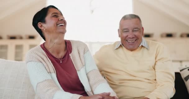 Grappig Bank Senior Koppel Lachen Samen Een Grap Terwijl Een — Stockvideo