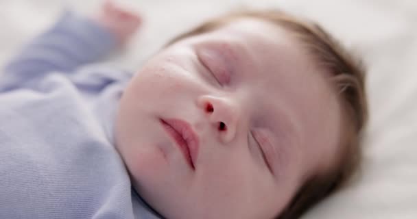 成长和睡眠与一个婴儿在一个家庭的卧床特写镜头 梦想在小睡为孩子的发展 和一个睡在卧室里的可爱的新生儿在一起 — 图库视频影像