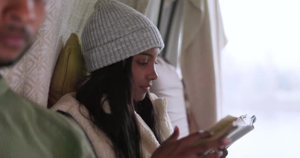 Wanita Membaca Buku Saat Berada Kamp Terbuka Dengan Pacarnya Hutan — Stok Video