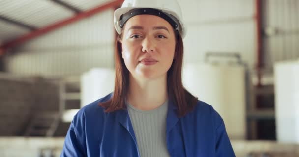 保守またはキャリアの野心のための倉庫または工場でハード ハットが付いている深刻な女性 顔およびエンジニア プランテーションの現場に安全ヘルメットを搭載した女性 請負業者 技術者の肖像 — ストック動画