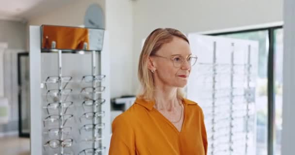 Visión Sonrisa Mujer Comprando Gafas Tienda Óptica Salud Oftalmología Marco — Vídeo de stock
