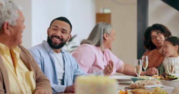Yaşlı Baba Adam Yemek Masasında Sohbet Komik Hikayeye Gülmek Evde — Stok video