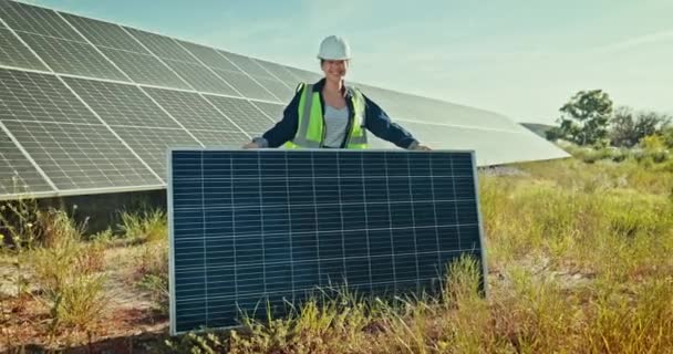 再生可能エネルギー メンテナンス 電気グリッドのための屋外ソーラーパネルのエンジニアリング 女性または笑顔 太陽光発電 従業員 自然のクリーンな電気のための草の上の幸せ — ストック動画