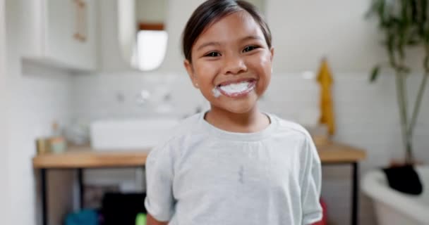 Menina Feliz Escovando Dentes Cuidados Dentários Banheiro Para Bem Estar — Vídeo de Stock