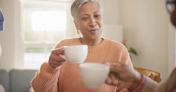 Szczęśliwa Kobieta Uśmiech Kawa Zdrowie Domu Świętowanie Przyjacielem Dla Zdrowia — Wideo stockowe