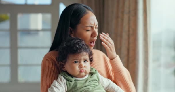 Família Bocejo Mãe Cansada Com Bebê Para Vínculo Tempo Qualidade — Vídeo de Stock