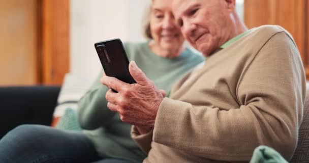 Senior Par Slappe Læse Sofaen Med Telefon App Eller Streaming – Stock-video