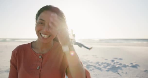 Plaża Szczęśliwy Twarz Kobiety Słońcem Wakacje Wakacje Wolność Przyrodzie Słońce — Wideo stockowe