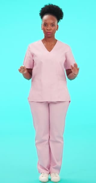 Mujer Negra Cara Enfermera Con Las Manos Alto Estudio Sin — Vídeos de Stock