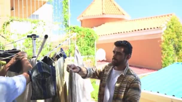 Pięść Guz Przyjaciele Pranie Wiosennego Sprzątania Wiszące Ubrania Według Mieszkania — Wideo stockowe