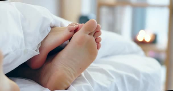 Samimiyet Şakacı Bir Çiftin Ayakları Bir Yatakta Rahatlık Ilgi Sevgiyle — Stok video