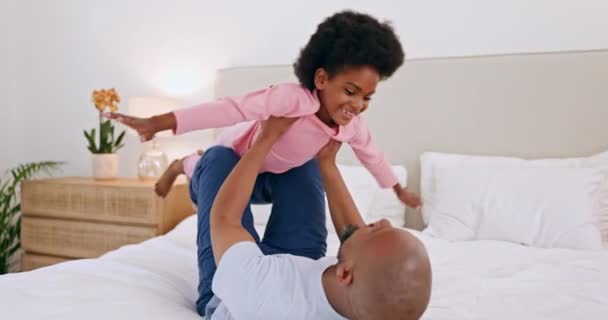 Fekete Család Apa Lánya Együtt Repülnek Ágyon Játszani Vagy Barátkozni — Stock videók