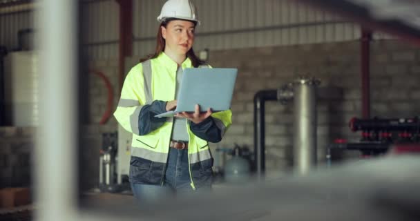 メンテナンス エンジニア 研究のための女性 ラップトップ ビジョンおよび技術のための工場 倉庫および技術者の女性の人 検査官およびプロジェクト管理 — ストック動画