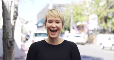 Yüz, röportaj ve şehirdeki komik kadın, internet, giriş ve parola ile iletişim ya da kahkaha. Portre, mutlu öğrenci sorularına sokak ya da Avustralya 'da anket için sohbet şeklinde cevap ver.
