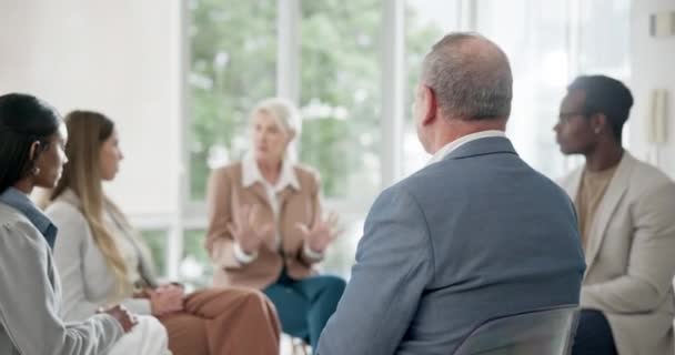 Hombre Feliz Grupo Terapia Gente Negocios Discusión Con Apoyo Cuidado — Vídeo de stock