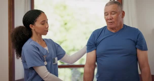 Fizyoterapist Kadın Konuşma Yaşlı Adam Halterli Kol Egzersizi Sakatlık Tedavisi — Stok video