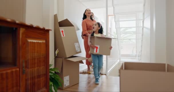 Majetek Rodina Děti Nesoucí Krabice Stěhování Nového Domova Pro Investice — Stock video