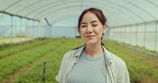 생태학 식물의 가능한 성장을위한 온실에서 얼굴과 초상화 행복한 아시아 농부와 — 비디오