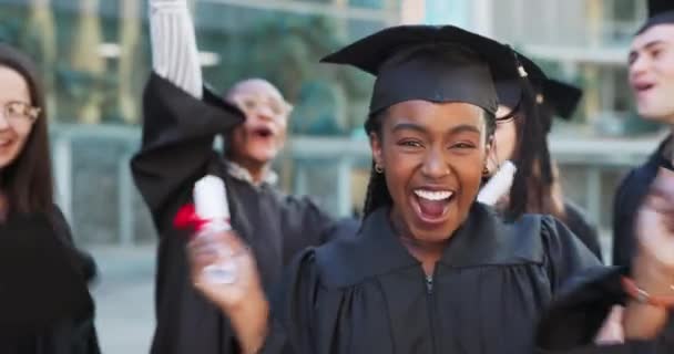 達成または学校の目標のためのキャンパスで幸せな女性の卒業 または顔 クラスグループの成功 大学の卒業証書 または笑顔 誇りまたは学位の証明書で興奮した学生 — ストック動画