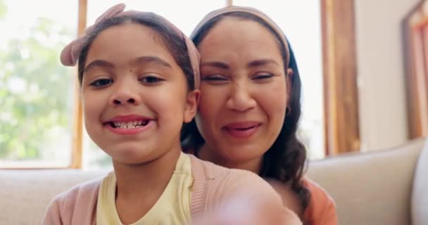 Selfie Moeder Dochter Bank Met Glimlach Hechting Ontspanning Woonkamer Van — Stockvideo