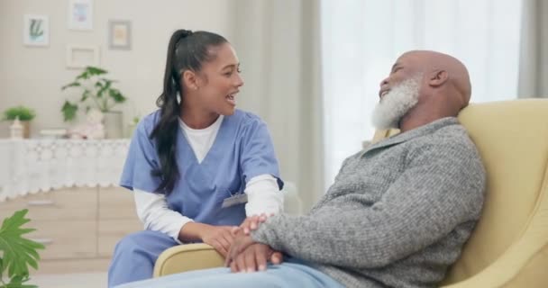 Medis Mendukung Dan Bahagia Dengan Perawat Dengan Orang Tua Sofa — Stok Video