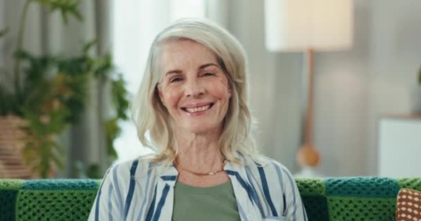 Glücklich Sofa Und Gesicht Der Seniorin Altersheim Fröhlich Fröhlich Und — Stockvideo