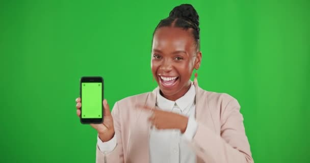 绿色的屏幕 好的标志和黑色的女人与手机微笑的广告 品牌和标志模型 用于移动应用 网站和社交媒体的带智能手机女孩的技术 促销和肖像 — 图库视频影像