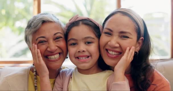 Cara Avó Mãe Com Menina Casa Apoio Com Relacionamento Felicidade — Vídeo de Stock