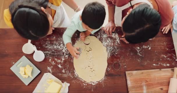 孩子和顶部视图与手或家长在厨房柜台与工艺支持 母亲或家中带饼干的妇女 带着教学或塑造的面粉促进发展 — 图库视频影像