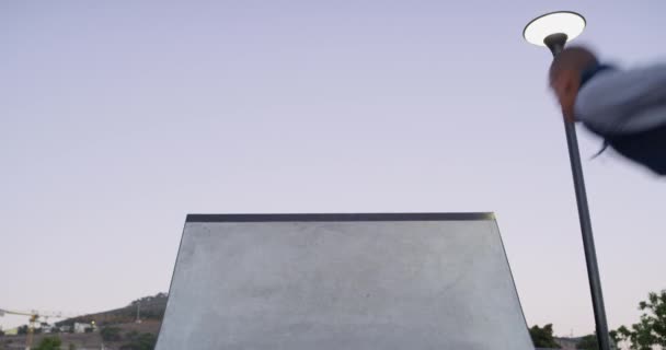 Человек Скейтборд Открытый Рампе Резьбой Тренировки Тренировки Трюка Экстремальных Видов — стоковое видео