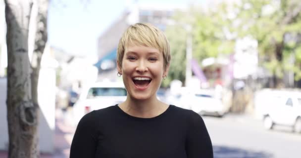 Ansikte Intervju Och Rolig Kvinna Staden Kommunikation Eller Skrattar Internet — Stockvideo
