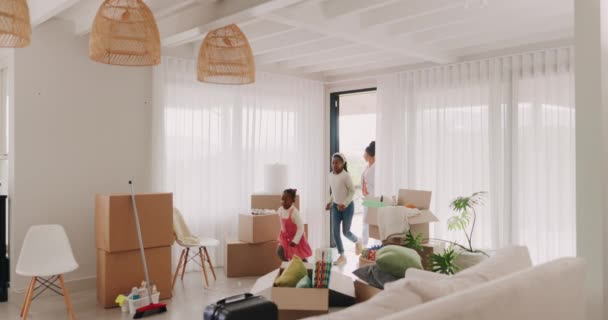 Nemovitosti Nový Dům Šťastná Rodina Stěhují Spolu Krabicemi Obýváku Nemovitosti — Stock video