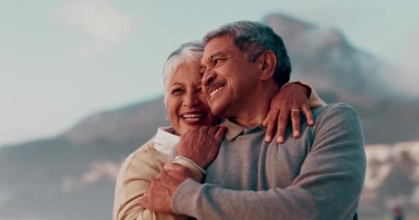 Liebe Umarmung Und Glückliches Senioren Paar Einem Strand Für Den — Stockvideo