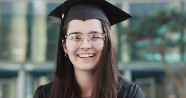 Cara Exterior Mujer Con Graduación Universidad Celebración Con Gorra Colegio — Vídeos de Stock