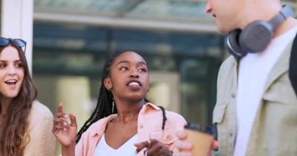 Студентські Групи Ходьба Чорношкіра Жінка Говорять Про Університетські Новини Плітки — стокове відео