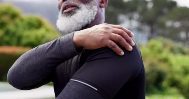 Älterer Mann Schulter Und Schmerzen Mit Verletzung Entzündung Und Sehnenentzündung — Stockvideo