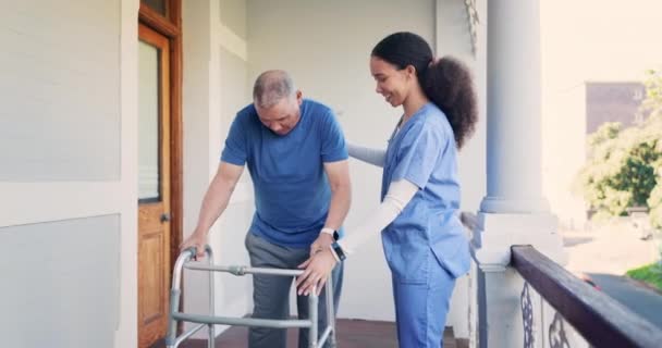Пожилые Люди Мужчина Медсестра Ходунками Помощь Поддержка Мобильности Физиотерапии Реабилитации — стоковое видео