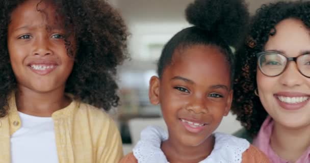 Gezicht Kinderen Ouders Een Gelukkig Gezin Met Glimlach Liefde Trots — Stockvideo