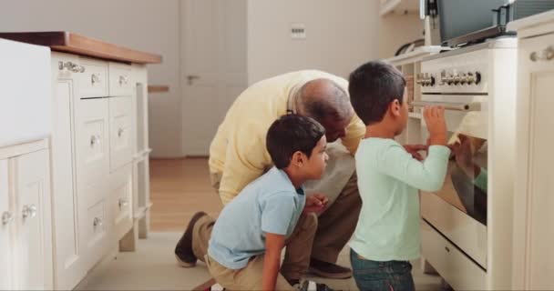 Forno Crianças Avô Cozinhar Cozinha Juntos Enquanto Espera Comida Para — Vídeo de Stock