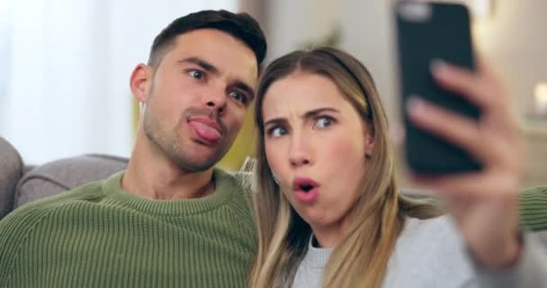Rire Drôle Visage Couple Pour Selfie Sur Canapé Maison Pour — Video