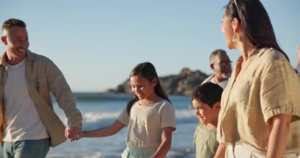Plaża Spacery Rodzice Trzymając Się Ręce Dziećmi Nad Morzem Tworzenia — Wideo stockowe
