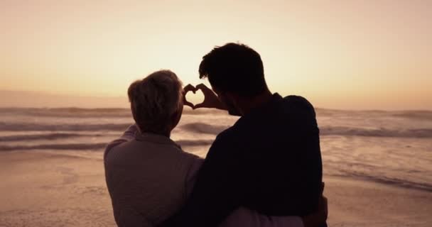 Casal Coração Silhueta Mãos Praia Pôr Sol Por Amor Cuidado — Vídeo de Stock