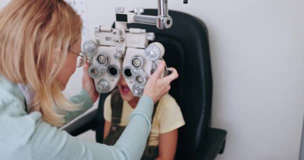 目の検査 眼科医 眼のための視力 視力および機械をテストするためのコプターの子供が付いている 診療所の眼科スキャンのための女性とのヘルスケア 医療機器 若い患者 — ストック動画