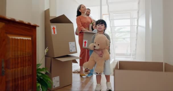 Immobiliare Famiglia Bambini Che Trasportano Scatole Trasferimento Una Nuova Casa — Video Stock