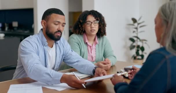 Evdeki Avukatla Birlikte Gayrimenkul Yatırımı Hayat Sigortası Finans Için Birkaç — Stok video